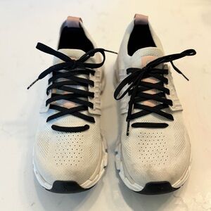 On Cloud Women’s Size 7